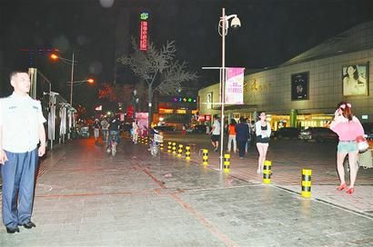 整治后,晚上10点,花园路人行道上行人畅通无阻.(张源源 陈加宝 摄)