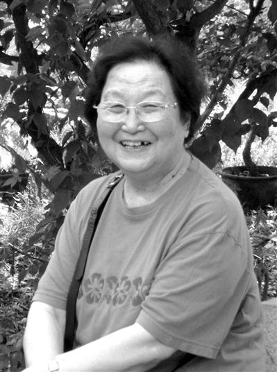 时髦八旬母长裙风中飘