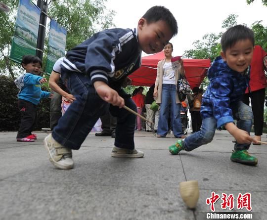 母亲节组织游戏南京家庭齐玩“丢失的老游戏”