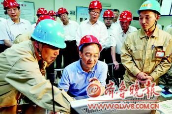 把稳增长放在更重要的位置