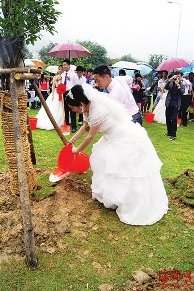 10������У԰�����¡�ͬ������