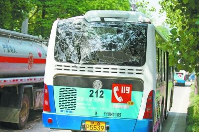 吊车吊臂撞破公交车玻璃