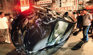 开车送女友去医院抢救临到医院翻车女友被甩出……