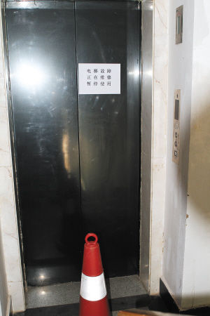 老人被困电梯1小时 维修工迟迟不到 消防人员