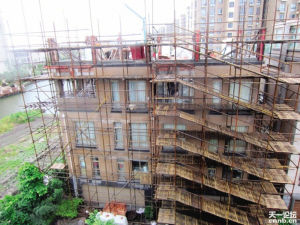 水尚阑珊联排别墅的两家邻居动了气