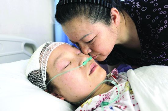 <em>女教师</em>周玉兰遭遇劫匪 用<em>身体</em>死护住659张准