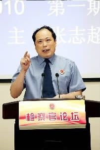 一棵胡杨树的姿态