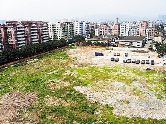 同德围综治现怪象:绿化公园未见建空地成了停车场