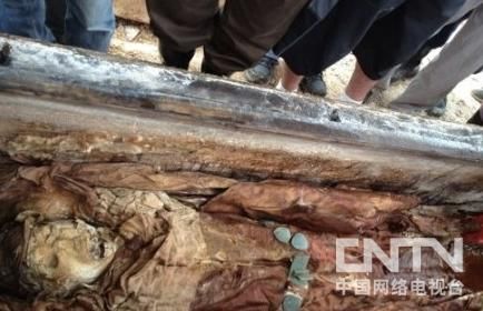 首先开棺的墓主是一名女性,随之出土了玉块挂饰以及金簪等随葬品.