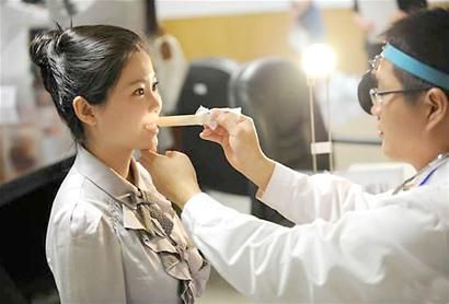 量牙齿、闻腋下