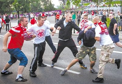 围攻冲突中,数名波兰球迷围打一名俄罗斯球迷.图/法新社