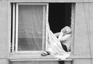 帮儿讨债老人窗台上坐7小时