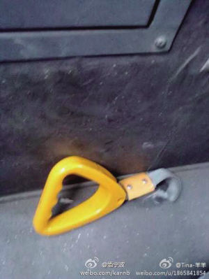 公交车司机一个急刹车拉手就断在了乘客手上