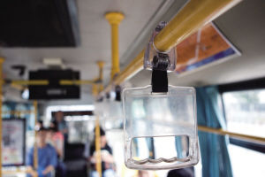 公交车司机一个急刹车拉手就断在了乘客手上