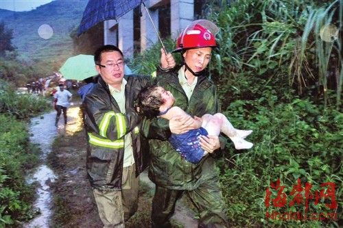 重伤母亲把孩子顶到车外