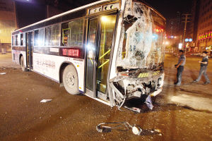 眼看太脱拉冲过来117路司机大喊“都扶住啦!”