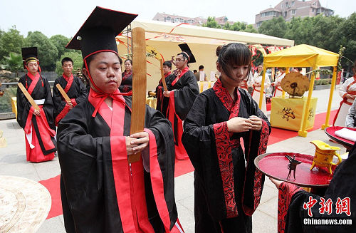 汉服爱好者龙江宝船厂祭古人服艾酒过端午