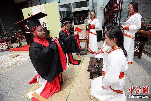 汉服爱好者龙江宝船厂祭古人服艾酒过端午