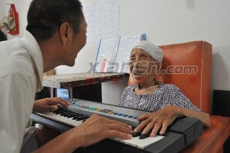 61岁儿子天天唱歌 89岁母亲听见歌声不寂寞