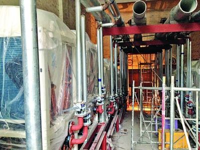 20台中央空调主机塞进人防通道