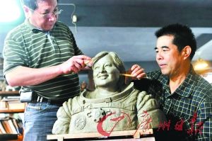 “国字号”陶艺大师为“神女”刘洋塑像