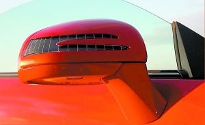 豪车倒后镜常被偷小区设VIP停车位