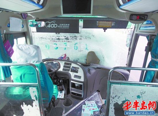 小轿车急停三客车追尾造成19人受伤均无大碍