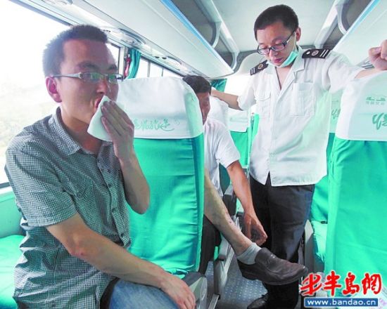 小轿车急停三客车追尾造成19人受伤均无大碍