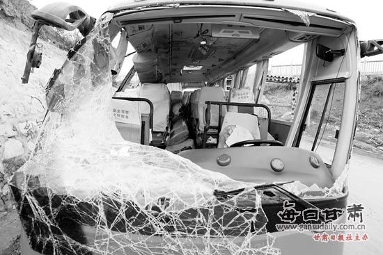 兰州:长途客车转弯翻下壕沟1人重伤13人轻伤