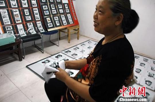 �Ϸ��޴��������˿ˡ�54��ë��ϯ����չ��ɫ�黳