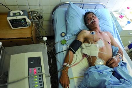 钢筋穿体工友硬“拔”施救好危险