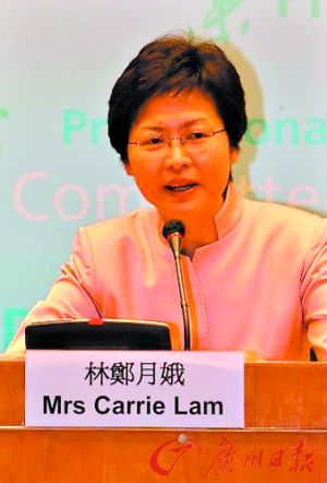 梁振英率港府新班子亮相