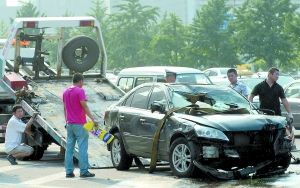 轿车跨栏倒扣国贸桥