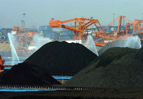 秦皇岛港煤炭堆积成山 专家吁改革税费为煤企