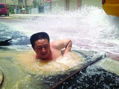 车撞断消防栓后逃逸 维修工2米深窨井里潜水关