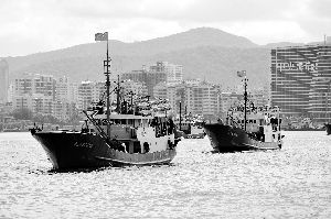 渔政护航我30渔船组队南沙捕捞