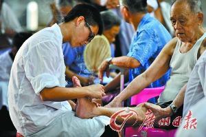 “90后”学生下乡氹得村民笑骑骑