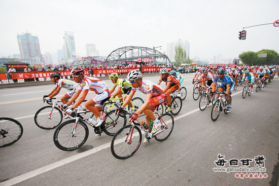 激情,一路风行拥抱黄河——2012环湖赛兰州绕圈赛侧记