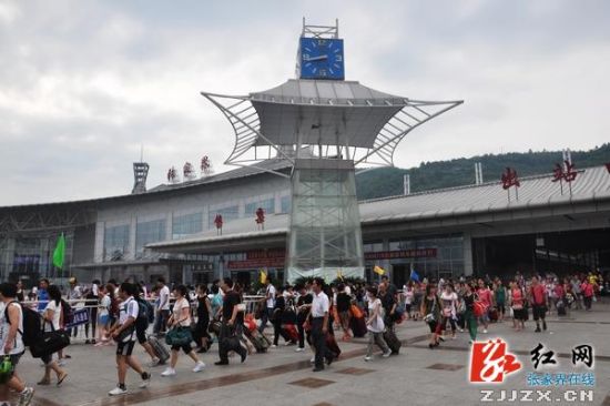 广东游客借便捷交通潮涌张家界成省外游客“主力军”