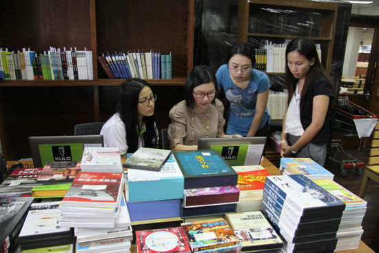 华侨大学赠书助建泰国农大孔子学院中文阅览室