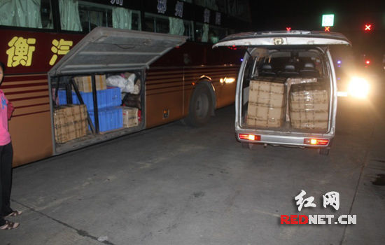 600条香烟藏客车货箱内深夜被耒宜高速交警查获