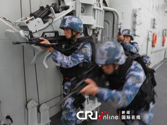 中国海军特战队员恶劣条件下开展武力营救演练