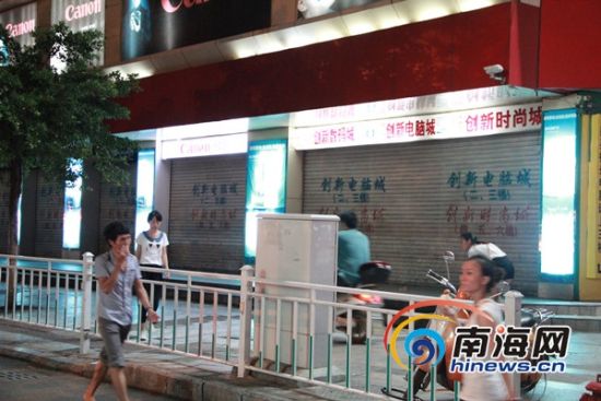 三亚解放路中心商铺着火交通一度中断无人伤亡