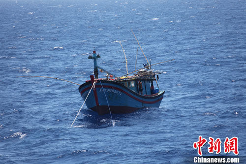 海南赴南沙渔业捕捞船队南海频遇越南渔船