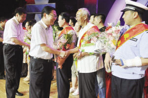 12人当选“最美青城人”