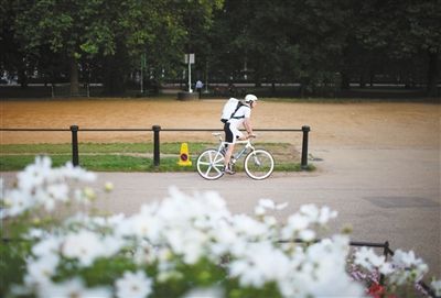 骑自行车上下班,是英国人常见的生活方式; 伦敦年轻人爱运动_狂奥