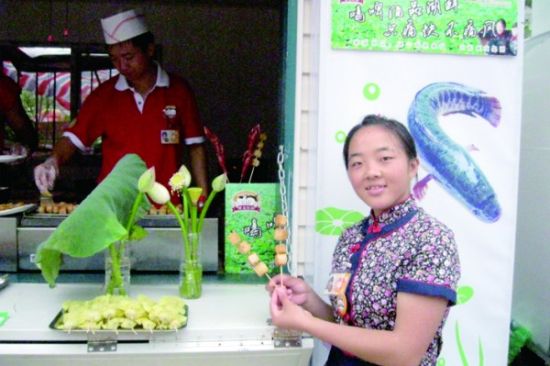 吃微山湖鱼喝草莓味啤酒体验啤酒节"混搭"风