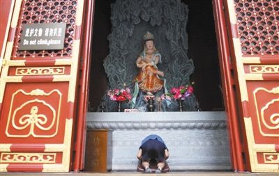 近日,位于北京植物园卧佛寺三世佛殿内的观音像修缮工程完工.