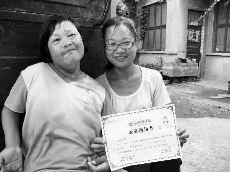 坚强女孩李院军要带着母亲上大学
