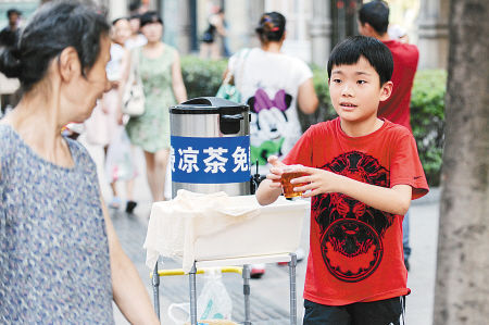 杭州十岁少年摆摊免费送凉茶
